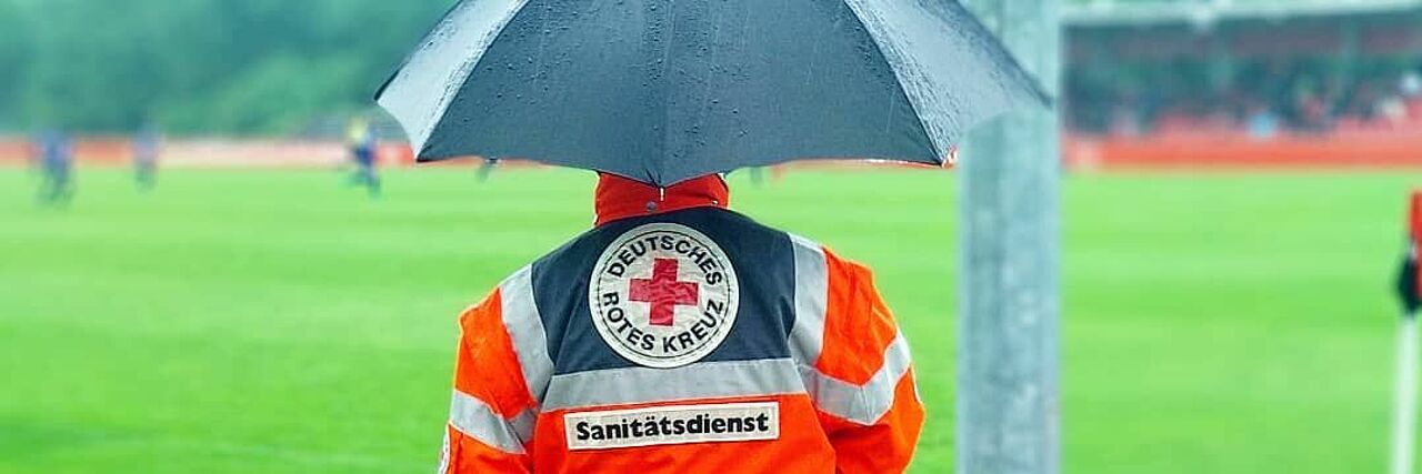 Sanitätsdienst im Regen