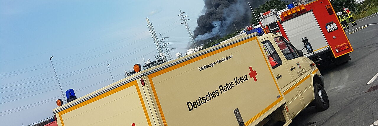 DRK Einsatzfahrzeuge auf dem Weg zum Großbrand